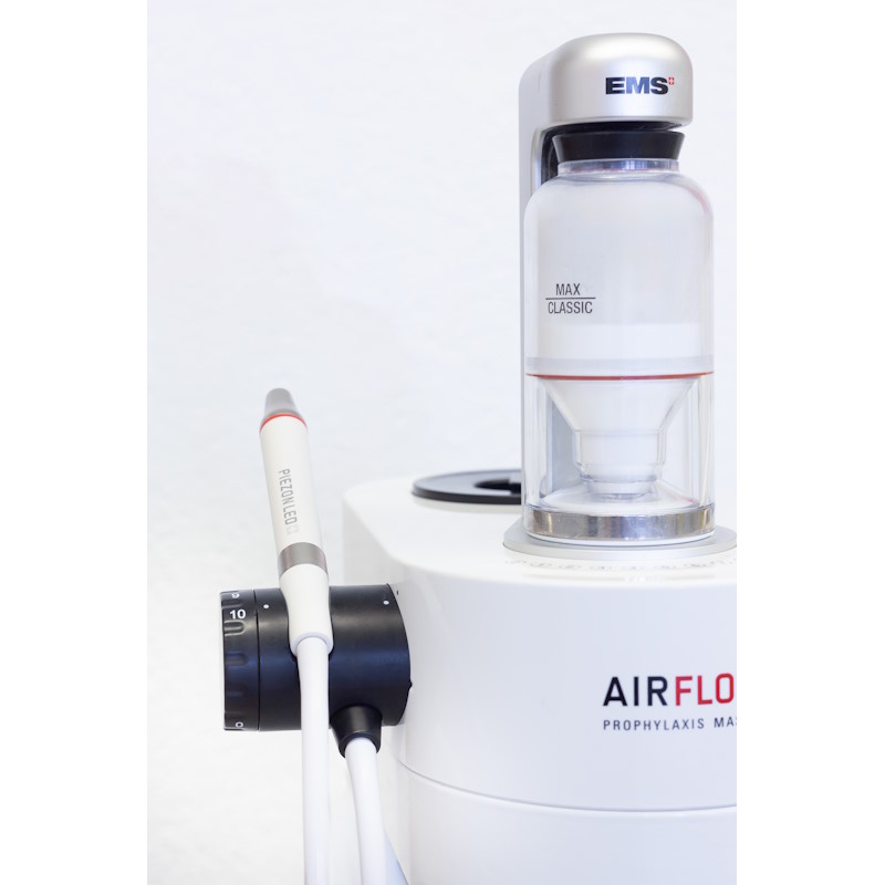 Zahnreinigung mit EMS Air flow